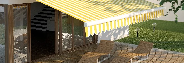 Gelb-weiße Markise über einer Terrasse